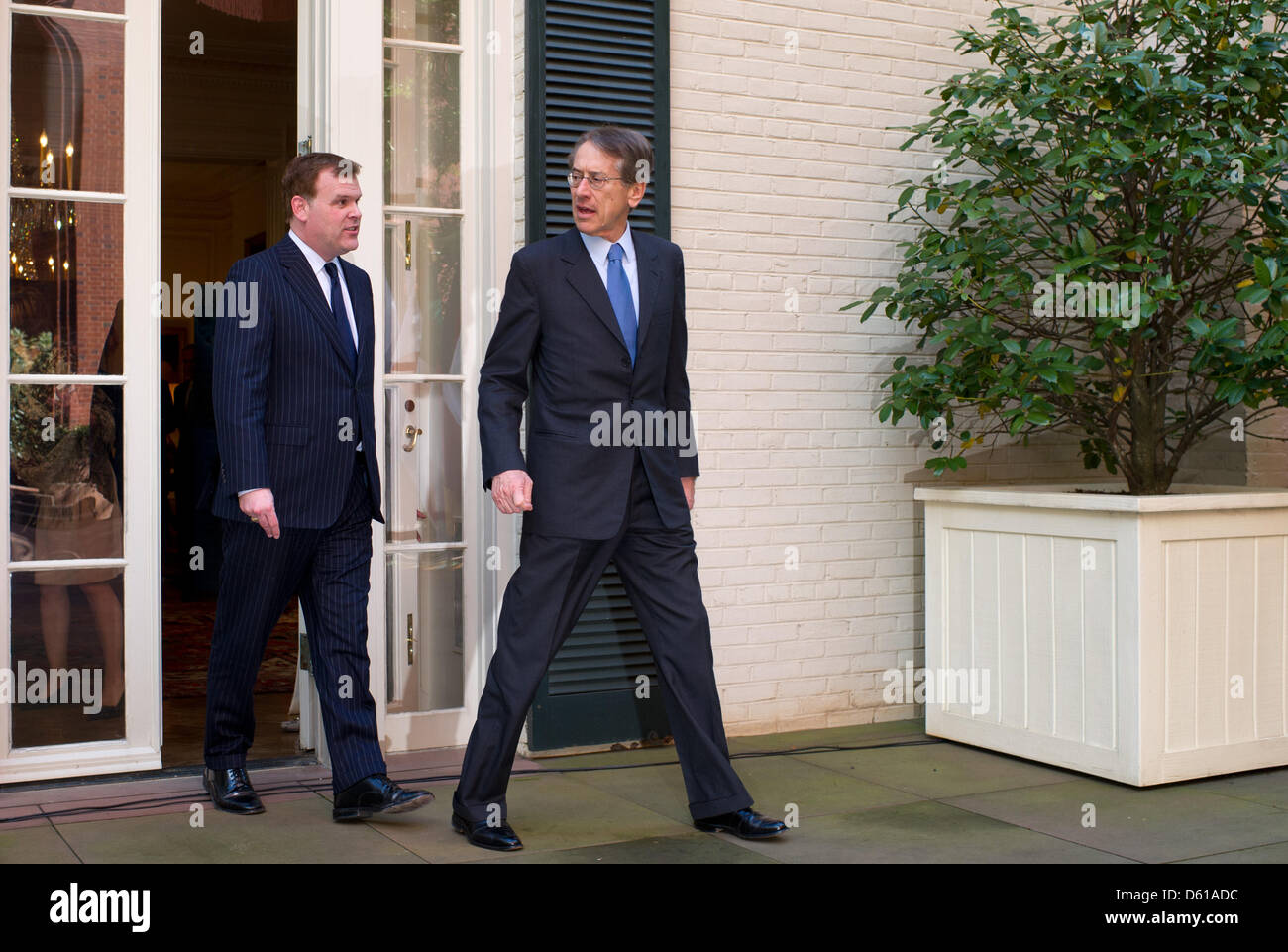 Le ministre italien des affaires étrangères, Giulio Terzi di Sant'Agata (R) et son collègue canadien, John Russel Baird, à pied à un photocall des ministres des affaires étrangères du G8 réunis à Washinigton D.C., USA, 11 avril 2012. Les ministres des affaires étrangères ont discuté de la situation au Moyen-Orient et la Corée du Nord. Photo : Tim Brakemeier Banque D'Images