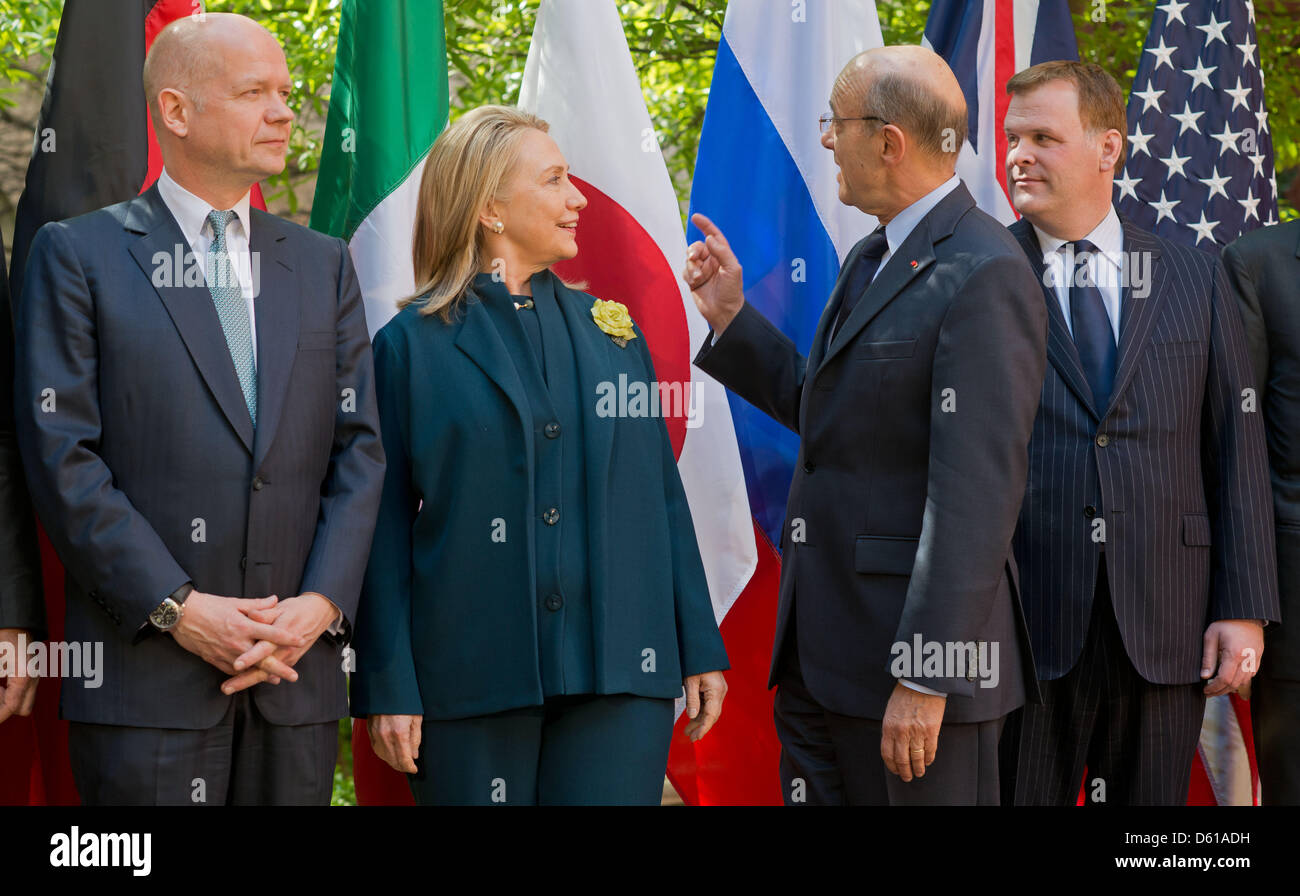 Groupe de huit ministres des Affaires étrangères, William Hague (Grande-Bretagne, L-R), Hillary Clinton (USA), Alain Juppé (France), et John Russel Baird (Canada) posent pour une photo à la réunion des ministres des affaires étrangères du G8 à Washinigton D.C., USA, 11 avril 2012. Les ministres des affaires étrangères ont discuté de la situation au Moyen-Orient et la Corée du Nord. Photo : Tim Brakemeier Banque D'Images