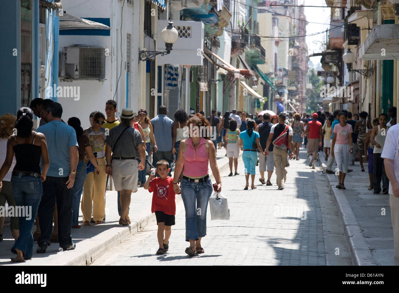 La HAVANE : Calle Obispo / shoppers Banque D'Images