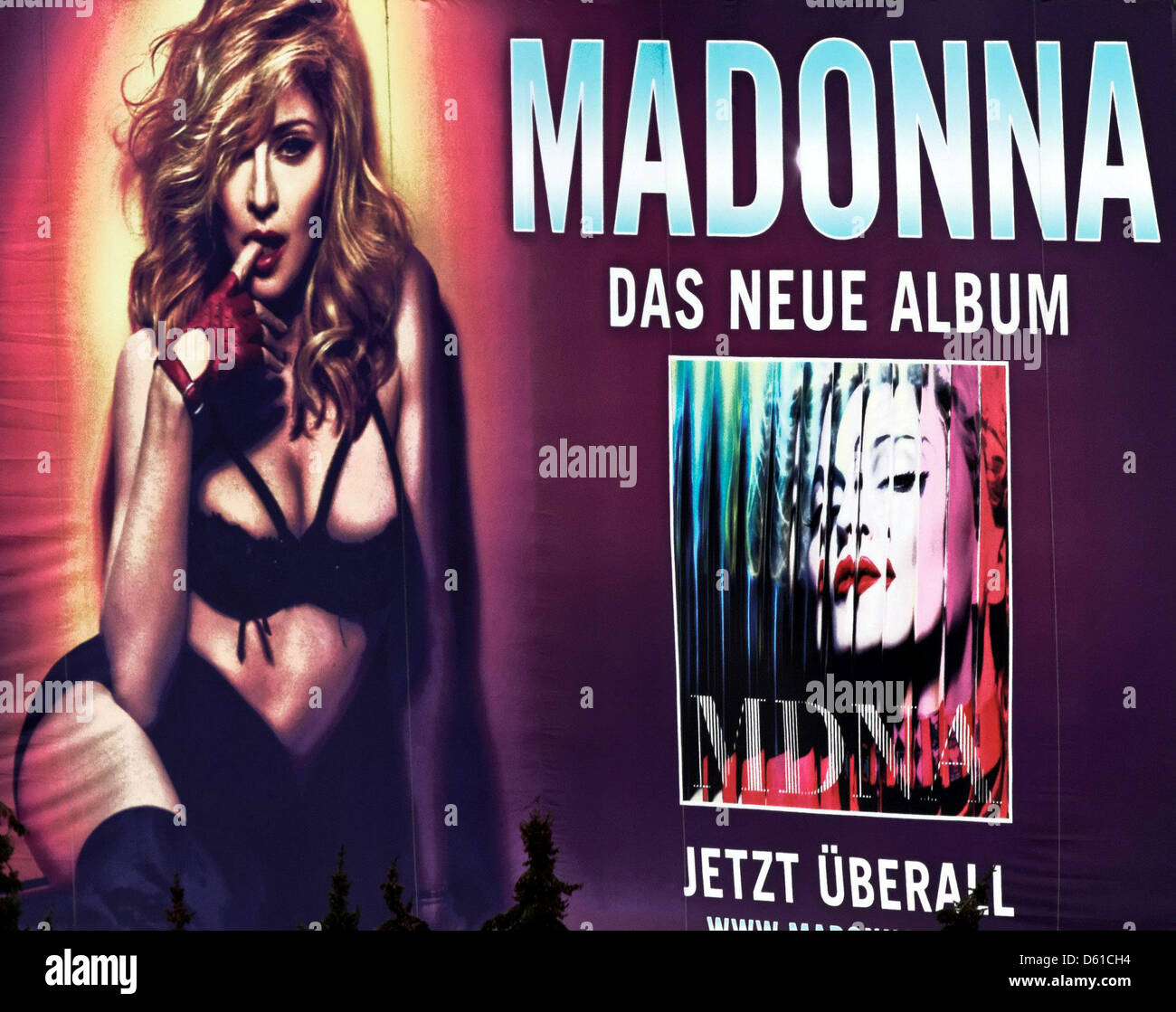 Un panneau géant annonce le nouvel album de Madonna dans l'ADN 'MLangenfeld, Allemagne, 14 avril 2012. Photo : Xamax Banque D'Images