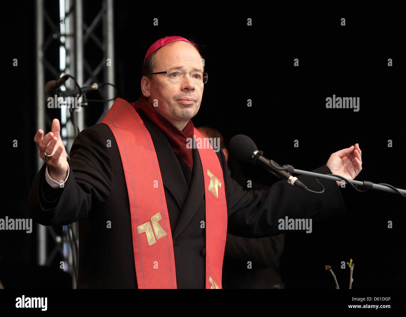 Évêque de Trèves Stephan Ackermann parle lors d'un service religieux à l'occasion du saint pèlerinage Robe de Trèves en Allemagne, 18 avril 2012. Après le service autour d'un 1000 pèlerins ont pris part à la voile pèlerinage dirigé par un bateau transportant une immense réplique de la Sainte tunique. Photo : THOMAS FREY Banque D'Images