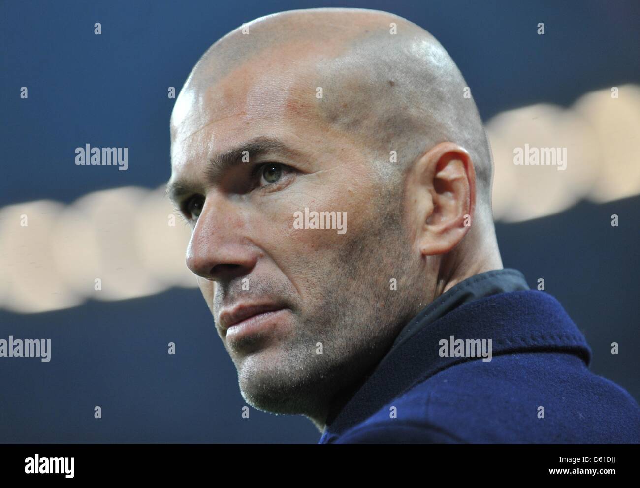 L'ancien joueur français de football Zinedine Zidane est photographié devant à la demi-finale de la Ligue des Champions de football match première étape entre FC Bayern Munich et le Real Madrid à l'Allianz Arena de Munich, Allemagne, 17 avril 2012. Photo : Andreas Gebert dpa/lby Banque D'Images