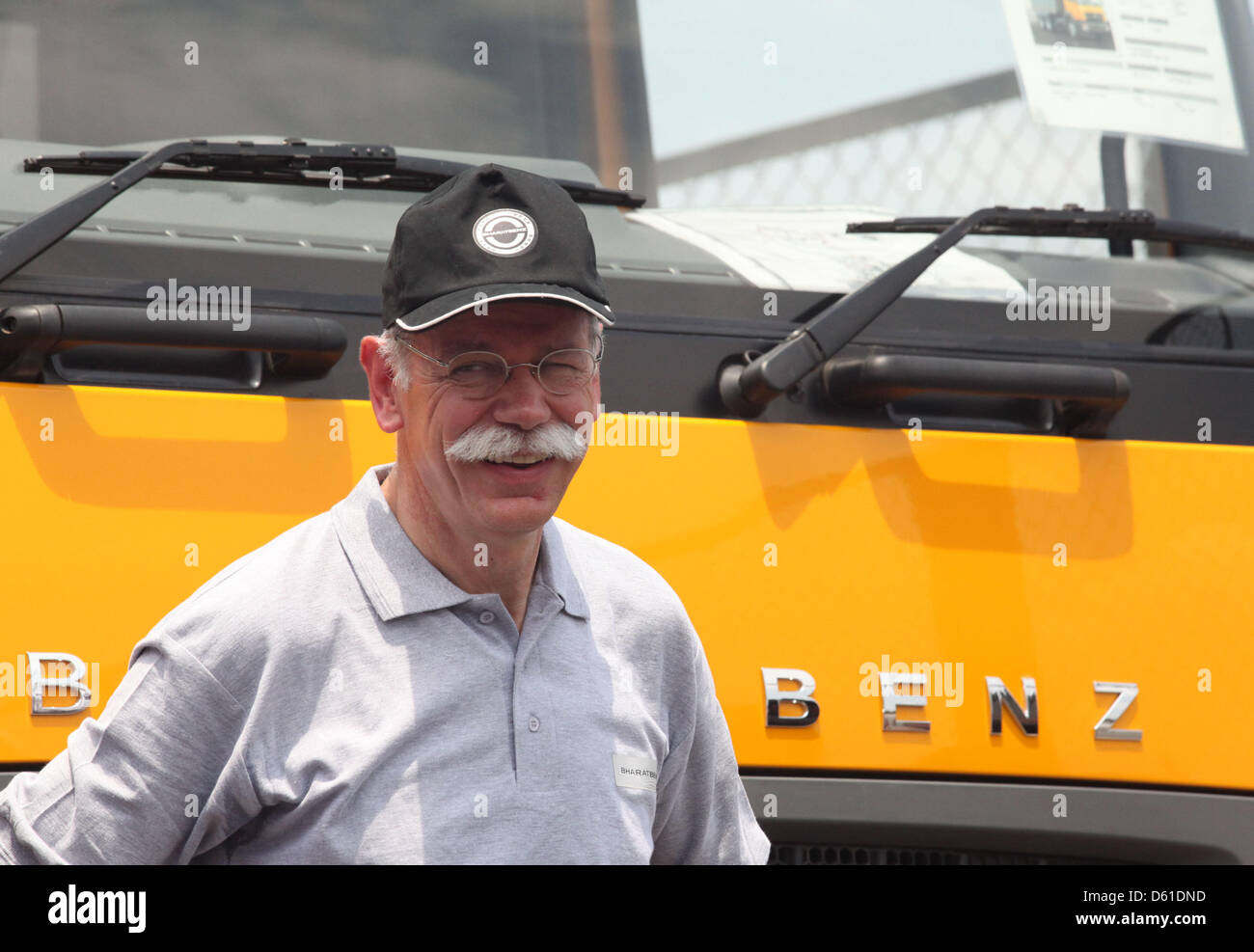 Chef de la direction de Daimler Dieter Zetsche sourit au cours de la célébration d'ouverture de la nouvelle usine de camions Daimler à Oragadam, Inde, 18 avril 2012. Constructeur automobile Daimler entre dans le marché indien pour les chariots avec sa propre usine. Le marché des camions indiens est déjà l'instrument transitoire unique en son genre dans le monde et continue de croître rapidement. La nouvelle usine à Oragadam produira des camions moyens et lourds Banque D'Images