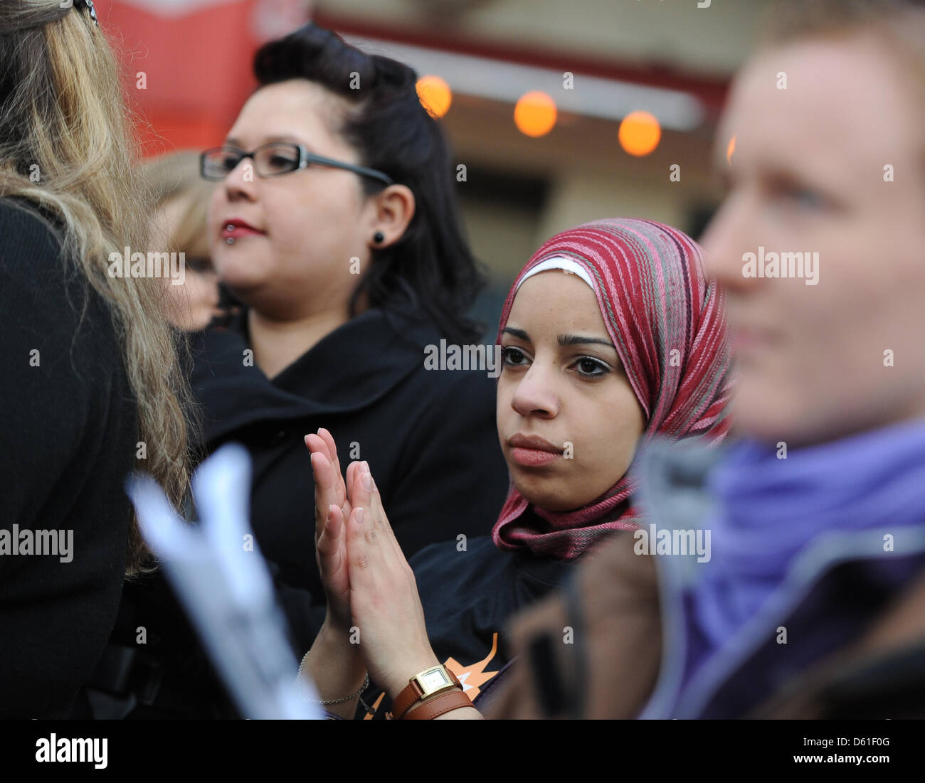 Des jeunes de différentes religions à écouter une prière chrétienne avant de prendre part à une initiative de polir les pierres d'achoppement commémorative à Berlin, Allemagne, 19 avril 2012. Les jeunes Berlinois de musulmans, chrétiens, juifs et foi Baha'i, se sont réunis pour définir un signe contre la violence et l'intolérance sous la devise 'tolpere nich' - Erinner dich !' (ne pas tomber - mais n'oubliez pas !) dans le Ge Banque D'Images