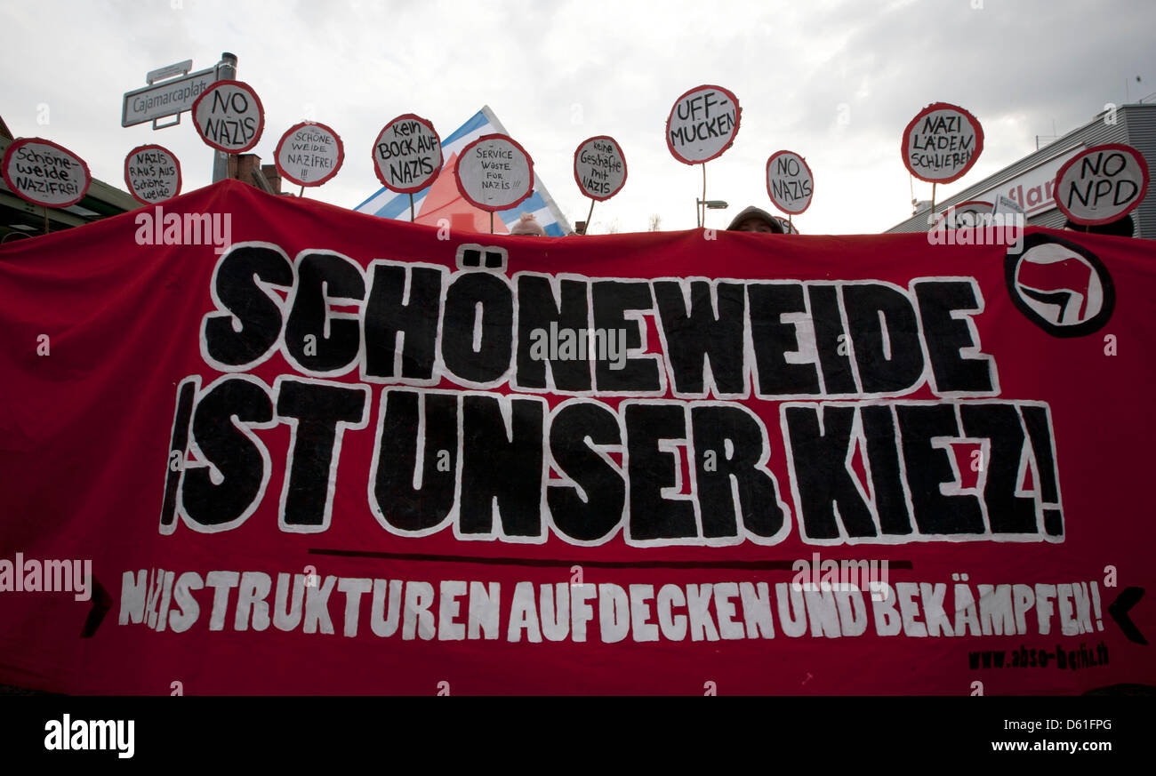 Une bannière se lit "choeneweide est notre quartier ! Révéler les structures nazies et les combattre !" lors d'une manifestation dans le quartier berlinois de Schoeneweide, Allemagne, 20 avril 2012. Des groupes de gauche ont organisé des manifestations à proximité de la 'pub' dans l'Hamngman Schoeneweide qui est populaire avec les extrémistes de droite et à Lichtenberg avant l'anniversaire d'Adolf Hitler. Photo : Florian Schuh Banque D'Images