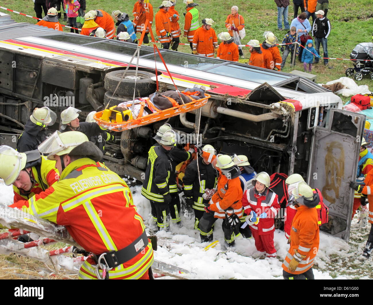 Les pompiers prennent part à un exercice de sauvetage avec un bus scolaire près de Hinterzarten, 21 avril 2012. Cinq semaines et demie après un billet d'autobus s'est écrasé en Suisse et 28 personnes sont mortes plus de 350 travailleurs de sauvetage dans la Forêt Noire, se préparer à une urgence similaire. Photo : JUERGEN RUF Banque D'Images