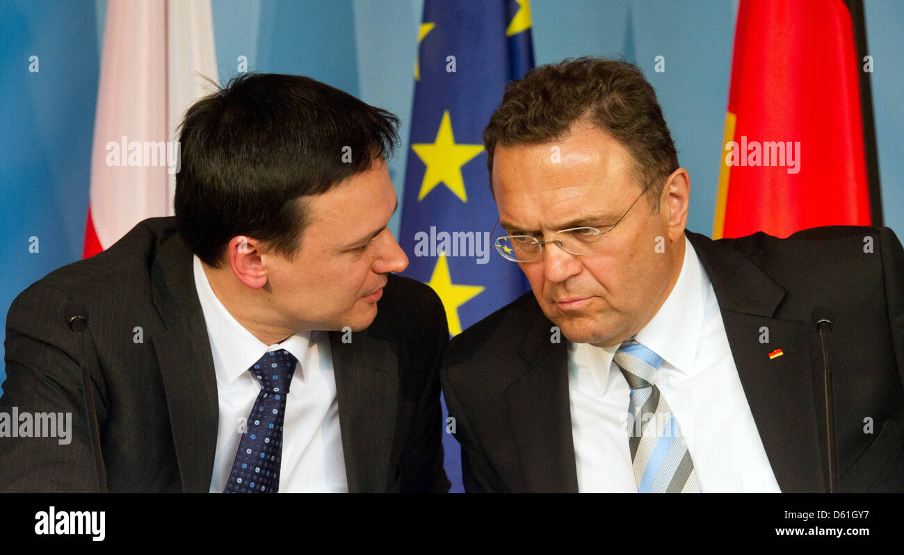 Ministre Interiro allemand Hans-Peter Friedrich (R) et son collègue polonais Jacek Cichocki tenir une conférence de presse conjointe sur la lutte contre la criminalité à travers les frontières européennes à Francfort (Oder), Allemagne, 23 avril 2012. Photo : PATRICK PLEUL Banque D'Images