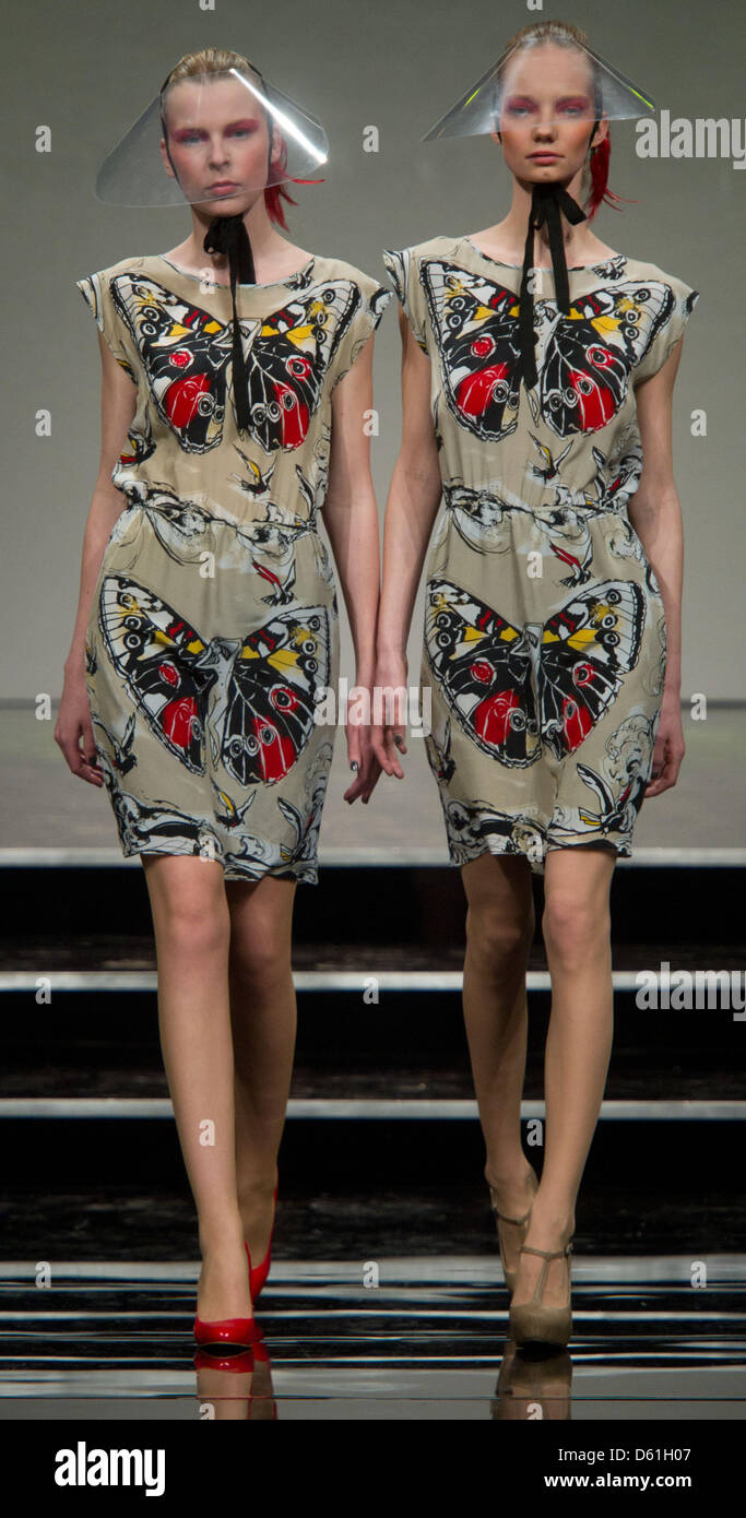 (Nouveau - nom du designer et collection corrigée) la mode actuelle des modèles de la collection 'l'histoire de Psyché' par le créateur de mode estonienne Kaljuvee Katlin en compétition pour le prix de la mode de la Baltique à l'hôtel Maritim à Heringsdorf, Allemagne, 21 avril 2012. Photo : Stefan Sauer Banque D'Images