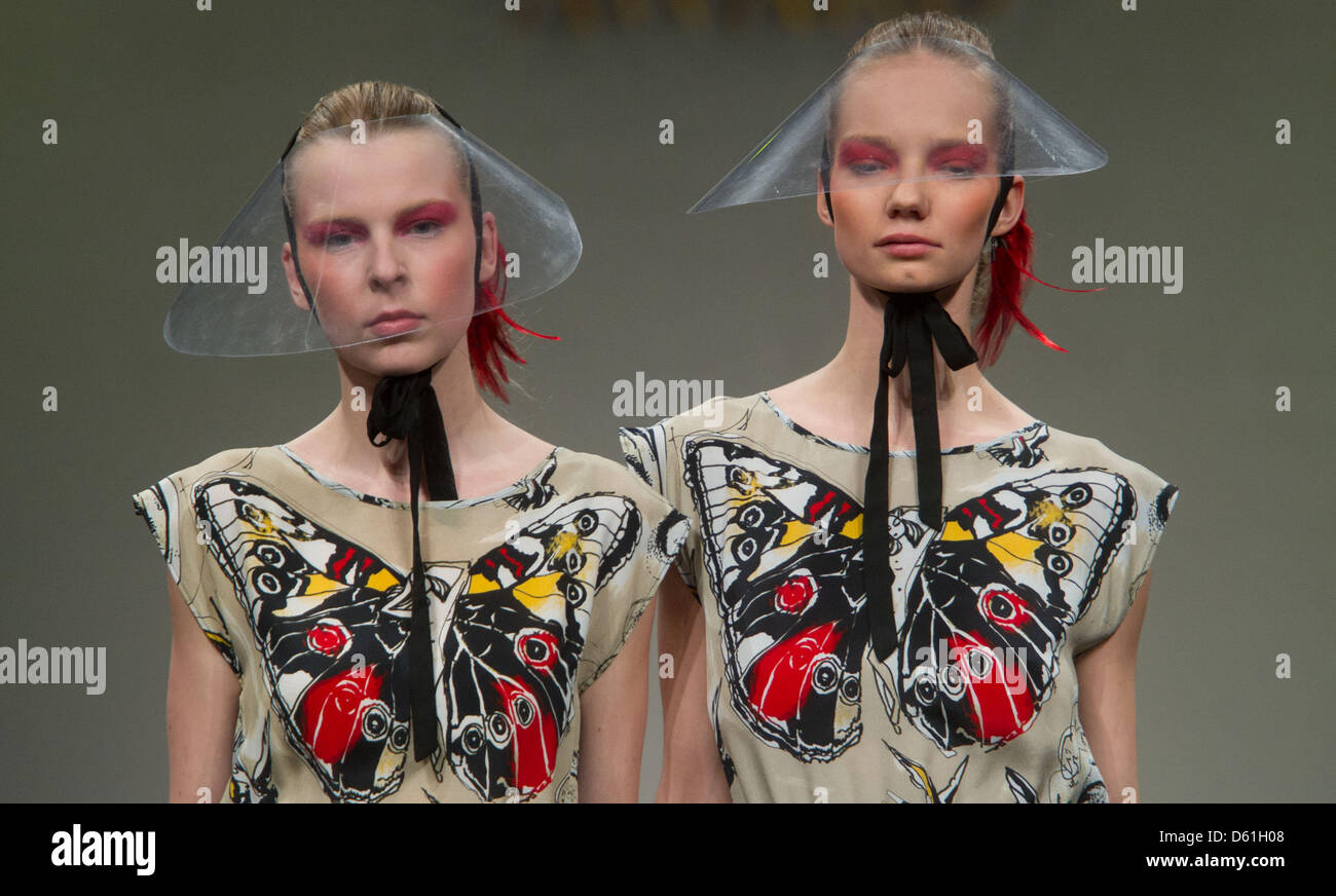 (Nouveau - nom du designer et collection corrigée) la mode actuelle des modèles de la collection 'l'histoire de Psyché' par le créateur de mode estonienne Kaljuvee Katlin en compétition pour le prix de la mode de la Baltique à l'hôtel Maritim à Heringsdorf, Allemagne, 21 avril 2012. Photo : Stefan Sauer Banque D'Images