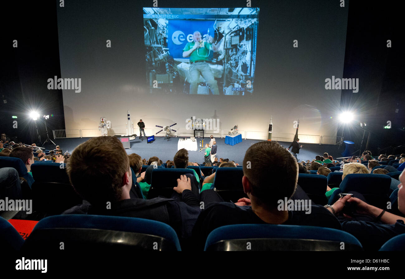 Verfolgen Schüler am Freitag (24.04.2012) à Speyer Technik im Museum eine Live-Übertragung zur Raumstation ISS mit dem niederländischen Astronauten André Kuipers. Im Rahmen des Schulprogramms "Prenez votre classe dans l'espace' de l'Weltraumorganization ESA konnten rund 230 Schüler aus Rheinland-Pfalz und Baden-Württemberg mit dem Astronauten Kuipers auf der Raumstatio Banque D'Images