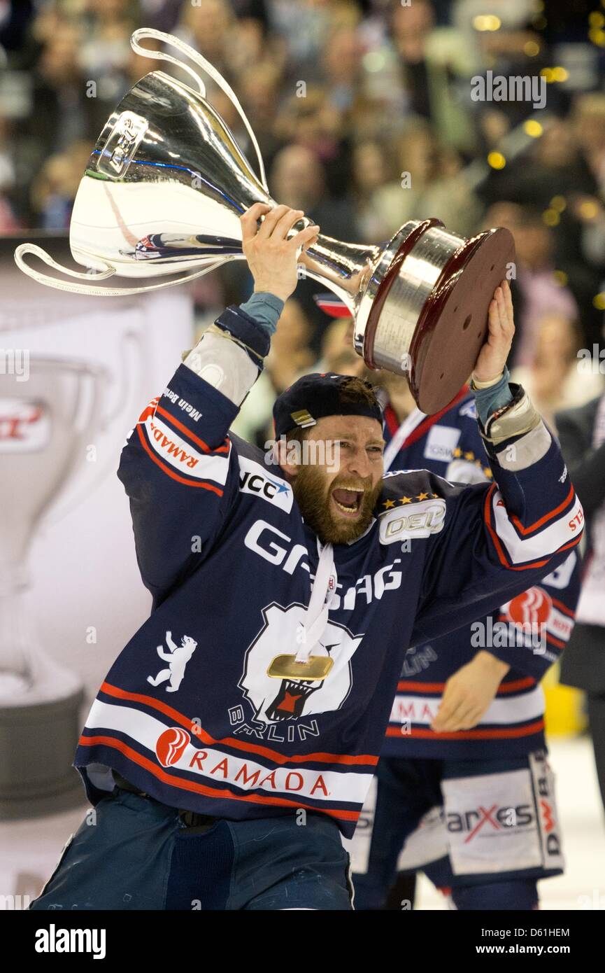 Sven Felski Berlin célèbre avec la coupe après le cinquième match play off entre Berlin et l'ours polaire Mannheim Eagles à l'O2 Arena de Berlin, Allemagne, 24 avril 2012. Photo : Sebastian Kahnert Banque D'Images