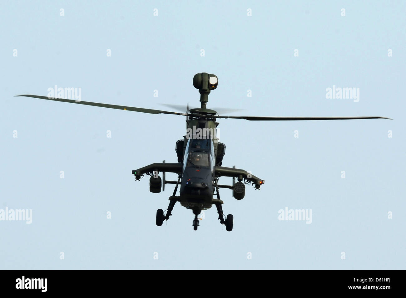 Un hélicoptère d'attaque Tigre Eurocopter est photographié en vol au cours d'une présentation des systèmes d'armes par la Force de défense fédérale allemande à la zone d'entraînement militaire dans la région de Putlos, Allemagne, 25 avril 2012. Des représentants des États membres de l'Organisation pour la sécurité et la coopération en Europe (OSCE) des Nations unies a visité la présentation dans le cadre de la série d'événements Contacts "militaire 201 Banque D'Images