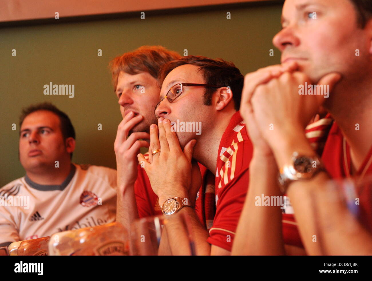 Verfolgen Fußballfans suis 16-07-2008 (25.04.2012) à München (Oberbayern) in der Kneipe 'Klenze 17'. League-Halbfinale Champions das Der FC Bayern ist im Rückspiel des Halbfinales zu Gast bei Real Madrid. Foto : Tobias Hase dpa/lby Banque D'Images