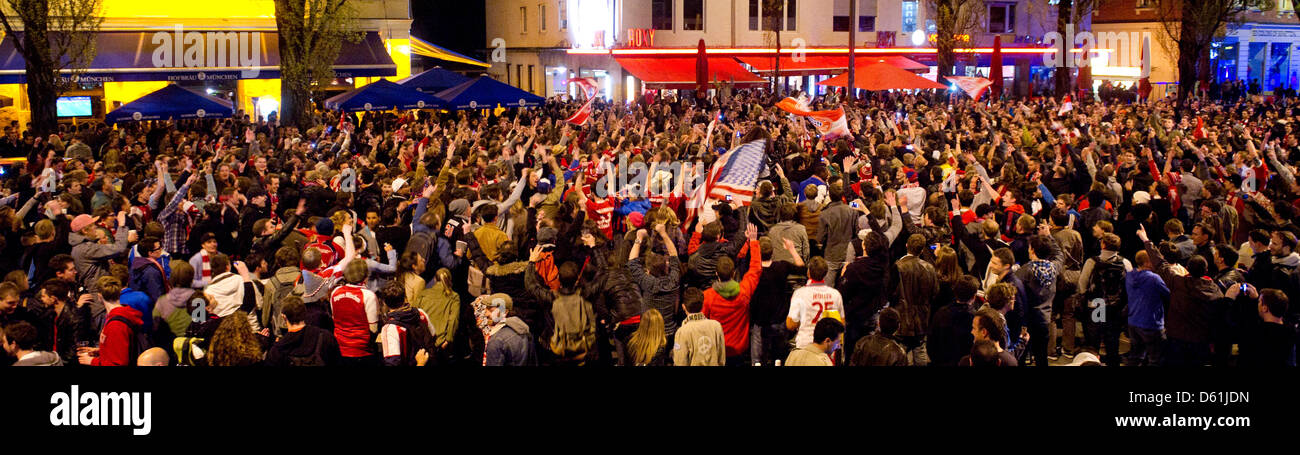 Fußballfans feiern am Samstag (25.04.2012) à München (Oberbayern) auf der Leopoldstraße. Der FC Bayern bezwingt Elfmeterschießen Im Real Madrid und das werden der Finale de la Ligue des Champions. Foto : Tobias Hase dpa/lby Banque D'Images