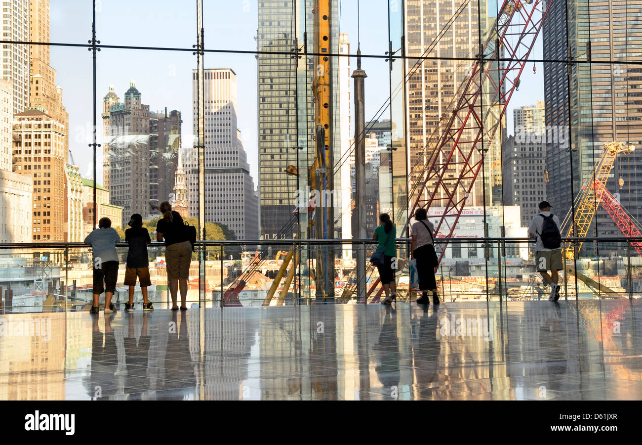 Ground Zero, les gens à la recherche sur le site de construction à Ground Zero, Manhattan, New York City, New York, États-Unis d'Amérique Banque D'Images