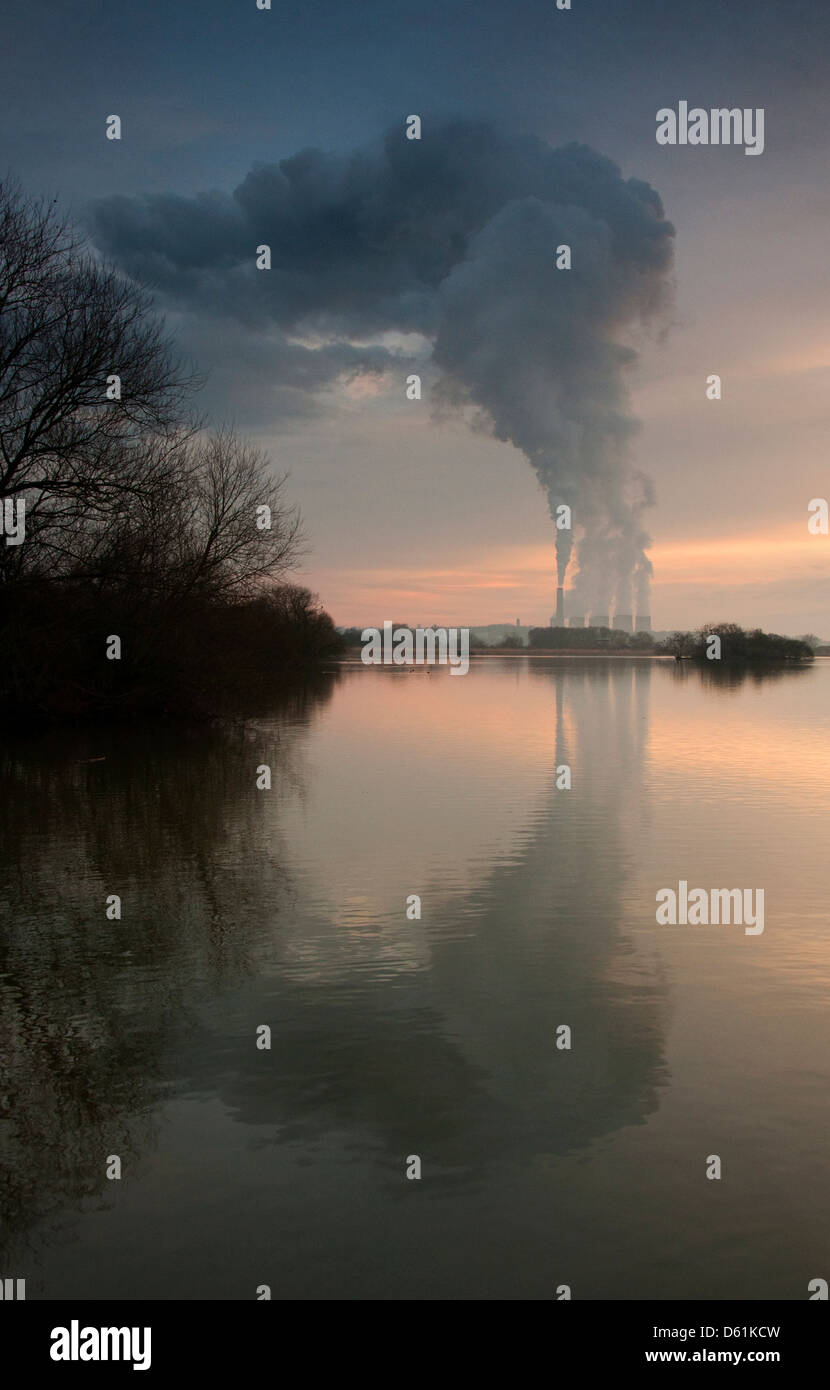 Ratcliffe sur Soar power station reflète dans l'eau à Attenborough Nature Reserve in England UK Banque D'Images
