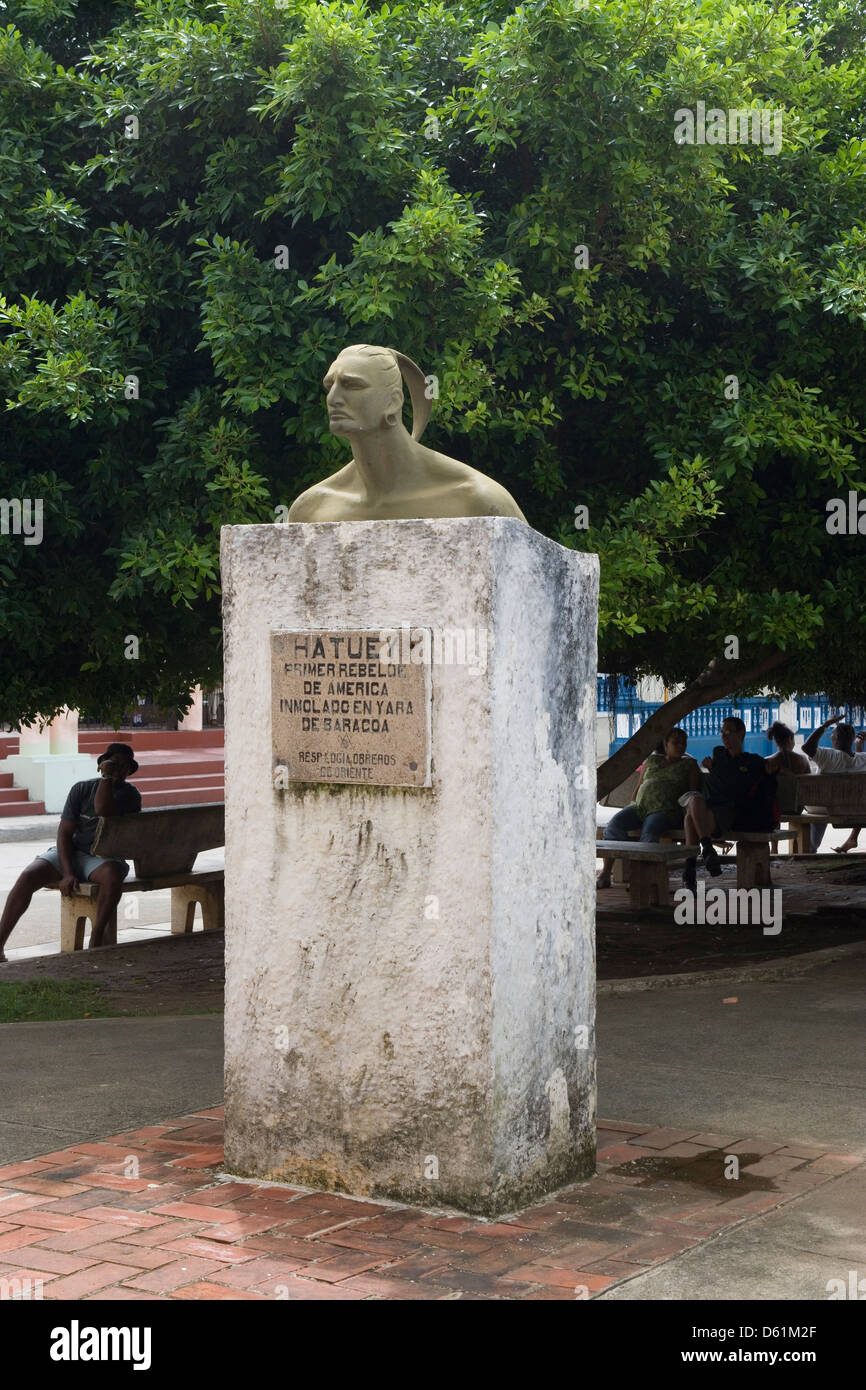 Baracoa : Plaza Independencia / buste de héros indien Hatuey Banque D'Images