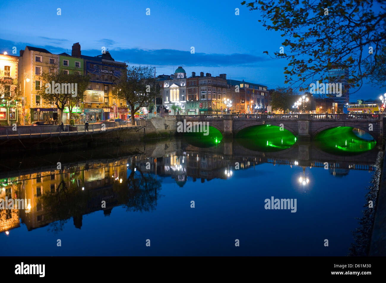 En aval de la vue horizontale O'Connell Bridge ou Uí Droichead Chonaill traversant la rivière Liffey à Dublin la nuit. Banque D'Images
