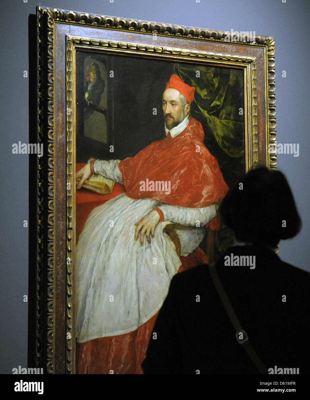 Un visiteur consulte le tableau 'Cardinal Charles de Guise, Cardinal de Lorraine' attribuées à El Greco au musée Kunstpalast de Düsseldorf, Allemagne, 26 avril 2012. Top-class peintures de maître espagnol peintre El Greco sont exposées en Allemagne pour la première fois. L'exposition s'intitule 'El Greco et de modernisme' présente plus de 40 photos par l'artiste important du 28 avril Banque D'Images