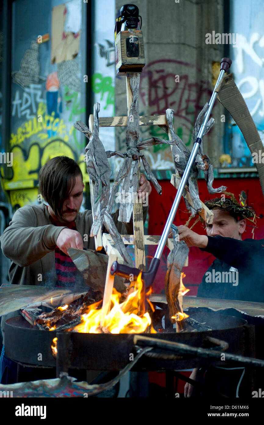 Art artistes brûler leurs pièces en face de la maison d'Art (Kunsthaus Tacheles) à Berlin, Allemagne, le 26 avril 2012. La campagne est destinée à montrer la solidarité des artistes avec le Musée d'Art Contemporain de came à Casoria, Italie. Les peintures ont été brûlées là pour les quelques jours à mettre en évidence le grand besoin financier et le manque d'attention pour l'institution culturelle. Photo : FRANZISK Banque D'Images