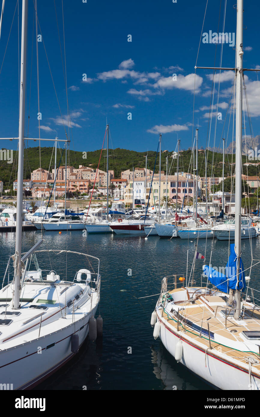 France, Corse, Côte des Nacres, Solenzara, côte de coquillage, vue sur port de plaisance de la ville Banque D'Images
