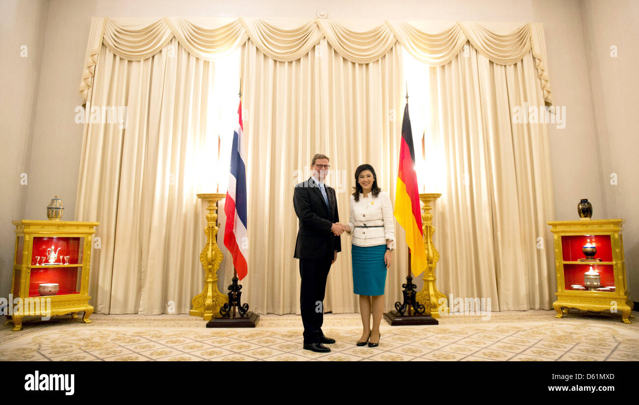 Le ministre des Affaires étrangères allemand Guido Westerwelle accueille le Premier Ministre thaïlandais Yingluck Shinawatra à Bangkok, Thaïlande, 27 avril 2012. Photo : SEBASTIAN KAHNERT Banque D'Images