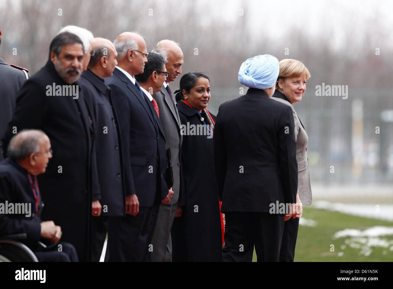 Berlin, 11 avril 2013. Salutation du Premier Ministre indien Manmohan Singh avec honneurs militaires par la chancelière allemande Angela Merkel dans la cour principale de la chancellerie fédérale à Berlin. Banque D'Images