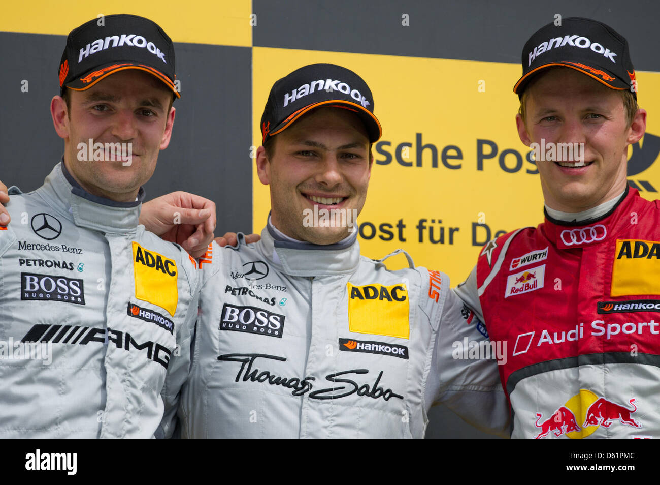 La deuxième race driver Mercedes Jamie Green (L-R), premier pilote de course britannique placé Mercedes Gary Paffett et troisième Audi suédois Mattias Ekstrom race driver monter sur le podium lors de la cérémonie de présentation de la première course de la Masters allemand de voitures de tourisme (DTM) à Hockenheim à Hockenheim, Allemagne, 29 avril 2012. Photo : UWE ANSPACH Banque D'Images