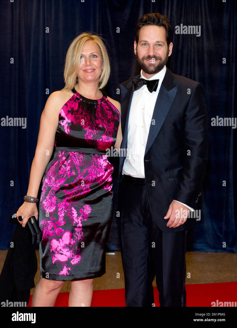 L'acteur américain Paul Rudd et son épouse Julie Yaeger arrivent pour le 2012 White House Correspondents Association Dîner organisé dans un hôtel de Washington, DC, USA, le 28 avril 2012. Photo : Ron Sachs / CNP (ATTENTION : Embargo jusqu'à 4:00 pm HAE, Dimanche, Avril 29, 2012 - Pas de New York ou le New Jersey Journaux ou journaux dans un rayon de 75 km de la ville de New York) Banque D'Images