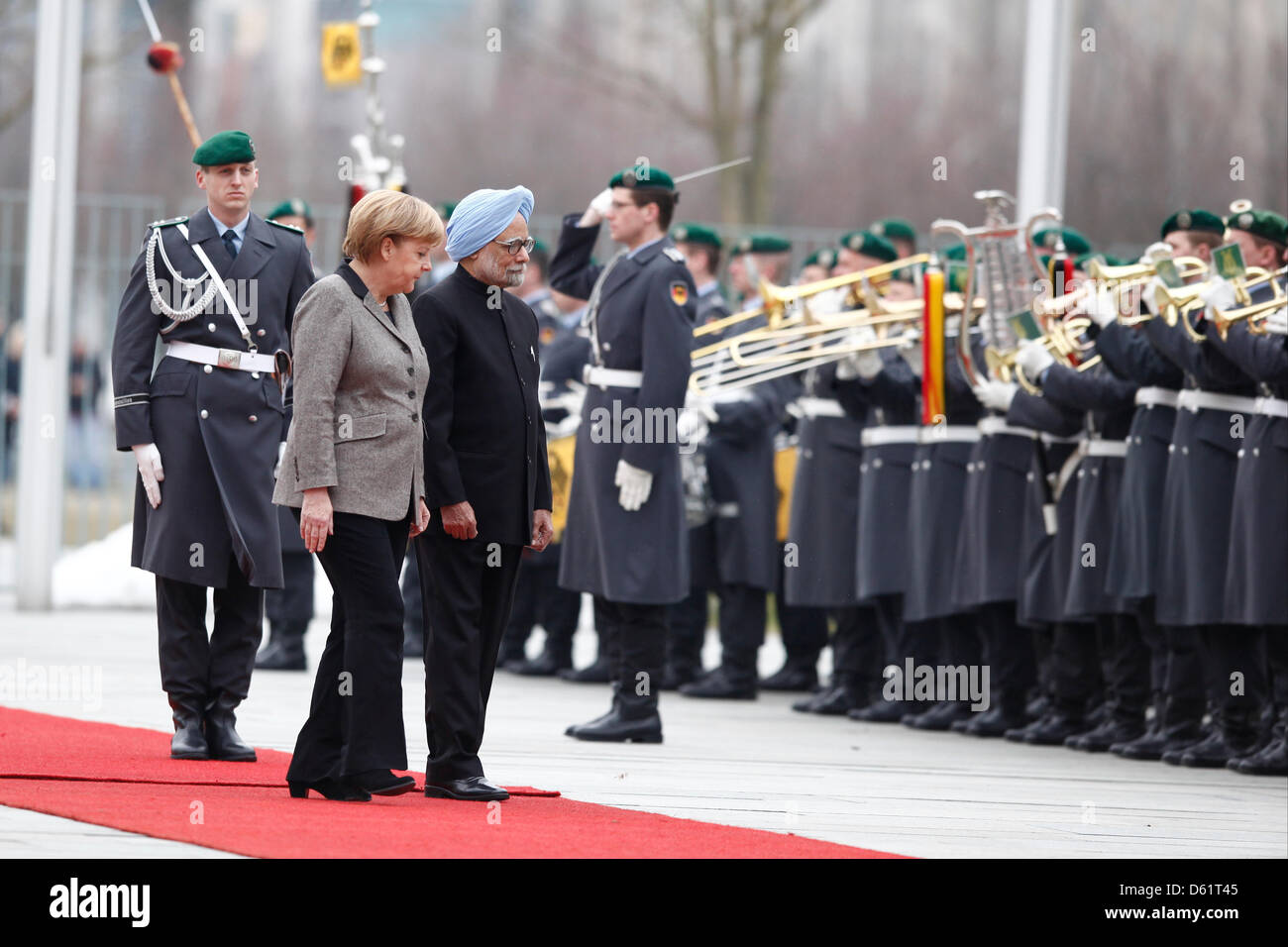 Berlin, 11 avril 2013. Salutation du Premier Ministre indien Manmohan Singh avec honneurs militaires par la chancelière allemande Angela Merkel dans la cour principale de la chancellerie fédérale à Berlin. Banque D'Images