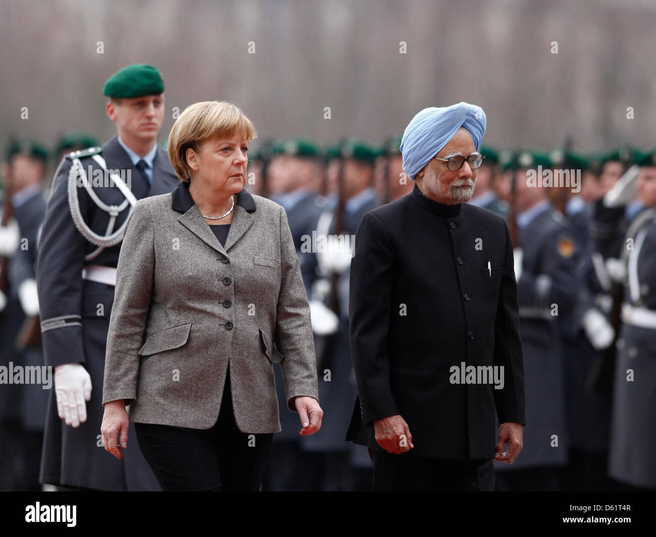 Berlin, 11 avril 2013. Salutation du Premier Ministre indien Manmohan Singh avec honneurs militaires par la chancelière allemande Angela Merkel dans la cour principale de la chancellerie fédérale à Berlin. Banque D'Images