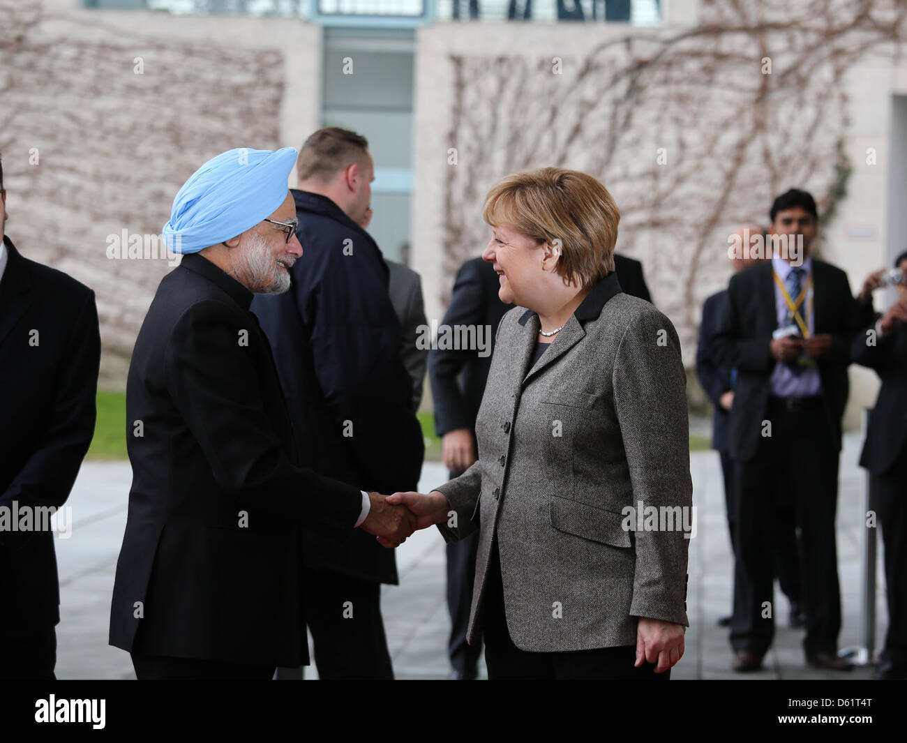 Berlin, 11 avril 2013. Salutation du Premier Ministre indien Manmohan Singh avec honneurs militaires par la chancelière allemande Angela Merkel dans la cour principale de la chancellerie fédérale à Berlin. Banque D'Images