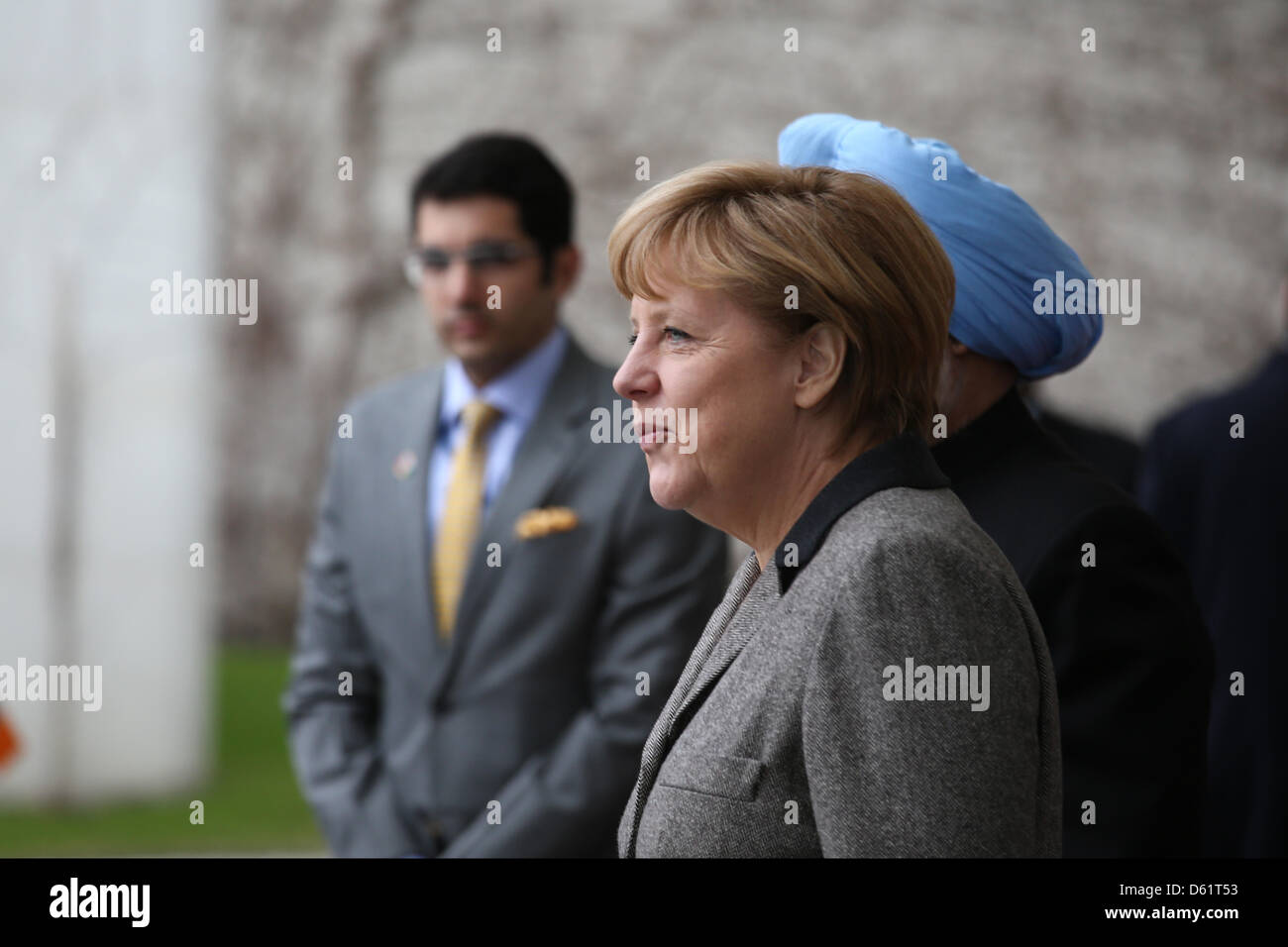 Berlin, 11 avril 2013. Salutation du Premier Ministre indien Manmohan Singh avec honneurs militaires par la chancelière allemande Angela Merkel dans la cour principale de la chancellerie fédérale à Berlin. Banque D'Images