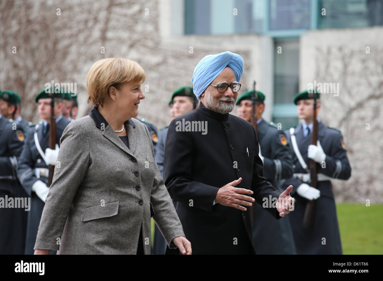 Berlin, 11 avril 2013. Salutation du Premier Ministre indien Manmohan Singh avec honneurs militaires par la chancelière allemande Angela Merkel dans la cour principale de la chancellerie fédérale à Berlin. Banque D'Images