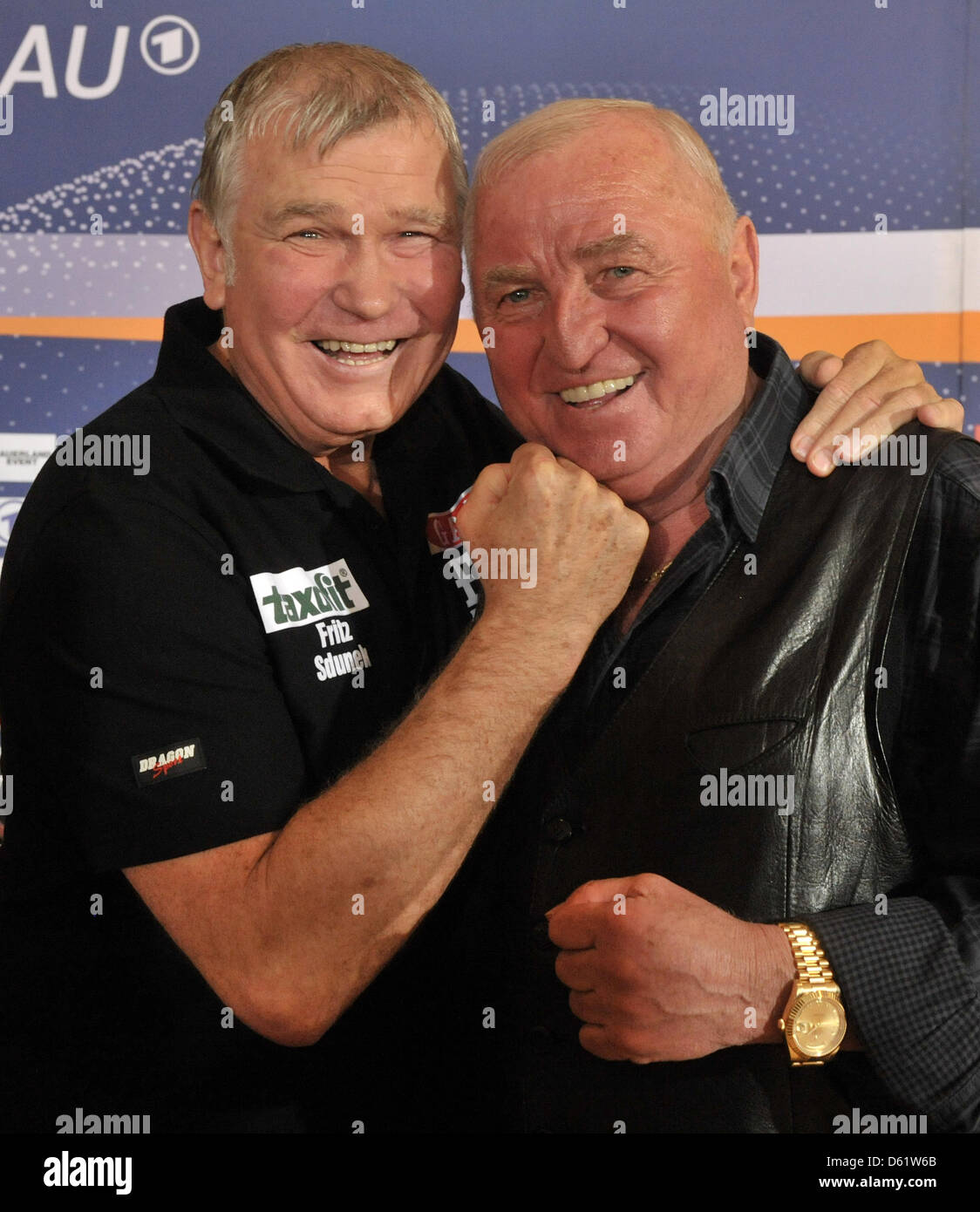 Entraîneur de boxe Ulli Wegner (R) et Fritz Sdunek (L) lors d'une conférence de presse à Erfurt, Allemagne, 02 mai 2012. Wegner boxer Marco Huck de Allemagne se battra Sdunek boxer du défenseur de titre Ola Afolabi à partir de la Grande-Bretagne au cours de la championnat du monde WBO cruiserweight à Erfurt le 05 mai. Photo : MARTIN SCHUTT Banque D'Images