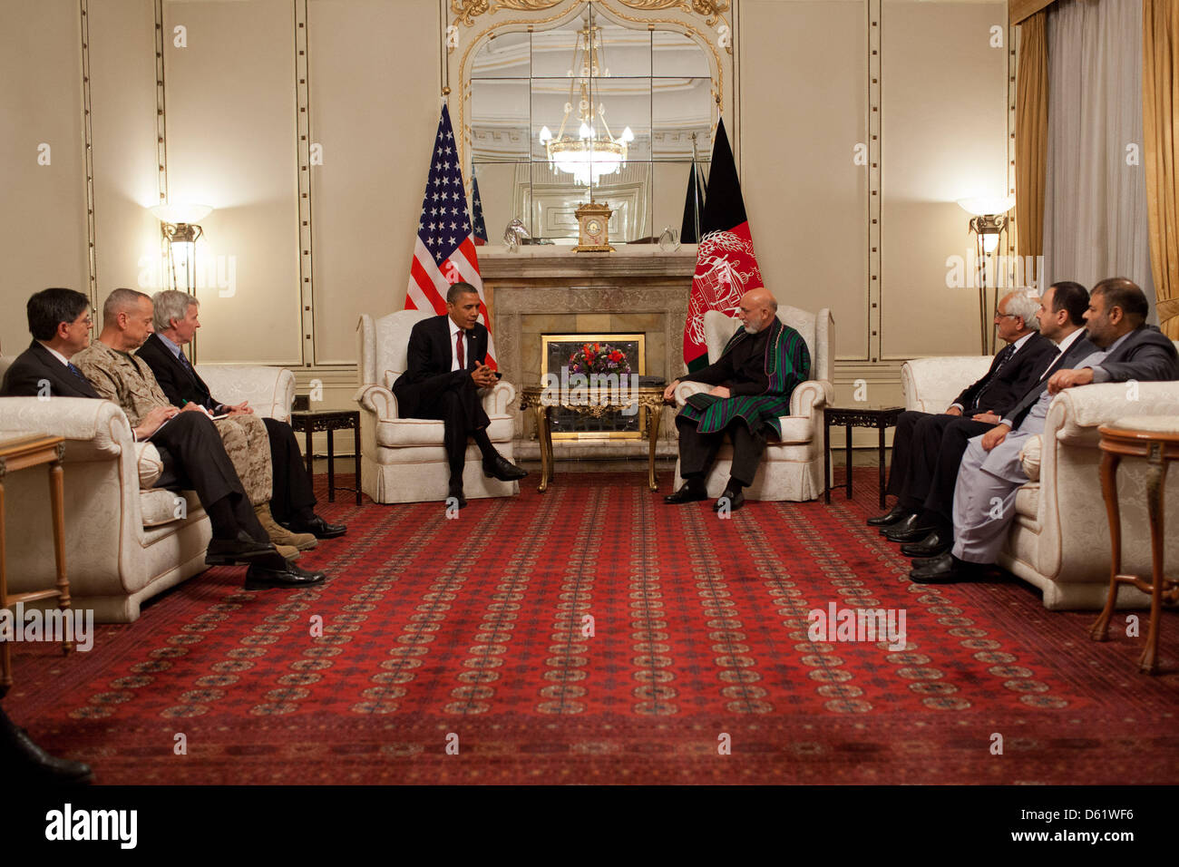 Le président des États-Unis Barack Obama (C-L) participe à une réunion bilatérale avec le président Hamid Karzaï (C-R) de l'Afghanistan au palais présidentiel à Kaboul, Afghanistan, 01 mai 2012. Photo : Pete Souza - White House via CNP Banque D'Images