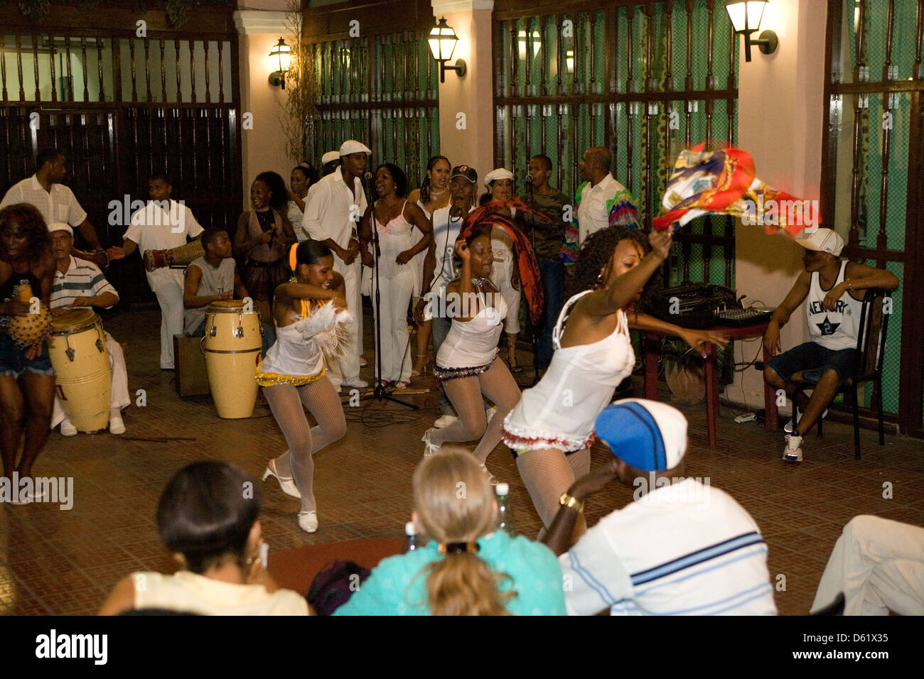 La HAVANE : bandes de rumba & dancers - Pena Oyu Aono Asociación Cultural Yoruba de Cuba Banque D'Images
