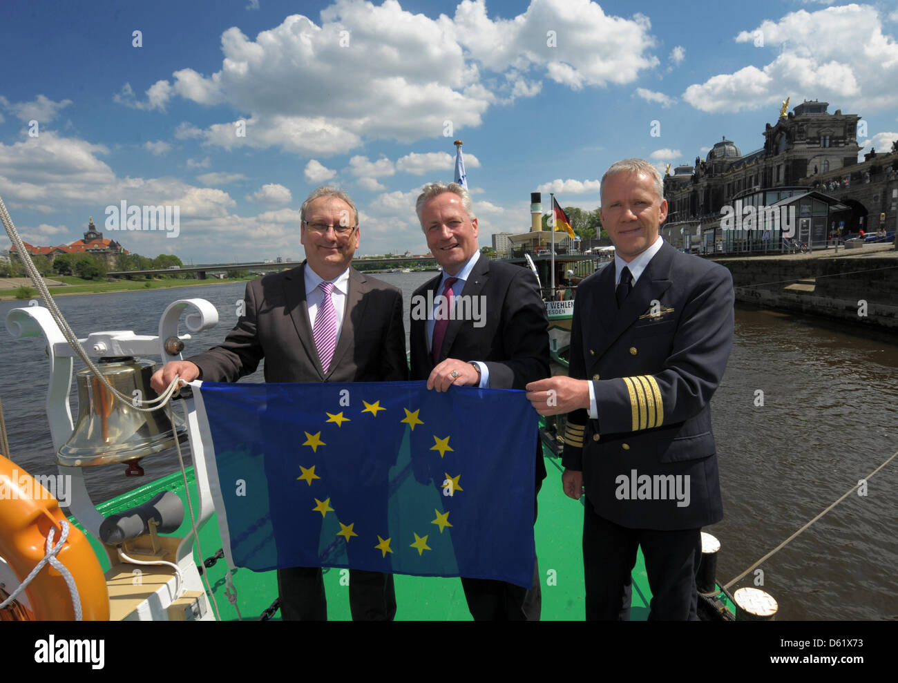 Le ministre de Saxe pour l'Europe Juergen Martens (L) soulève un drapeau européen avec Sebastian Meyer-Stork (C), directeur général de Saechsische Dampfschiffahrt GmbH et le capitaine Andreas Weber (R) sur le navire à vapeur Dresden à Dresden, Allemagne, 04 mai 2012. Tous les 13 navires de la compagnie va naviguer sous pavillon européen pour l'Europe semaine du 02 au 14 mai 2012. Photo : MATTHIAS HIEKEL Banque D'Images