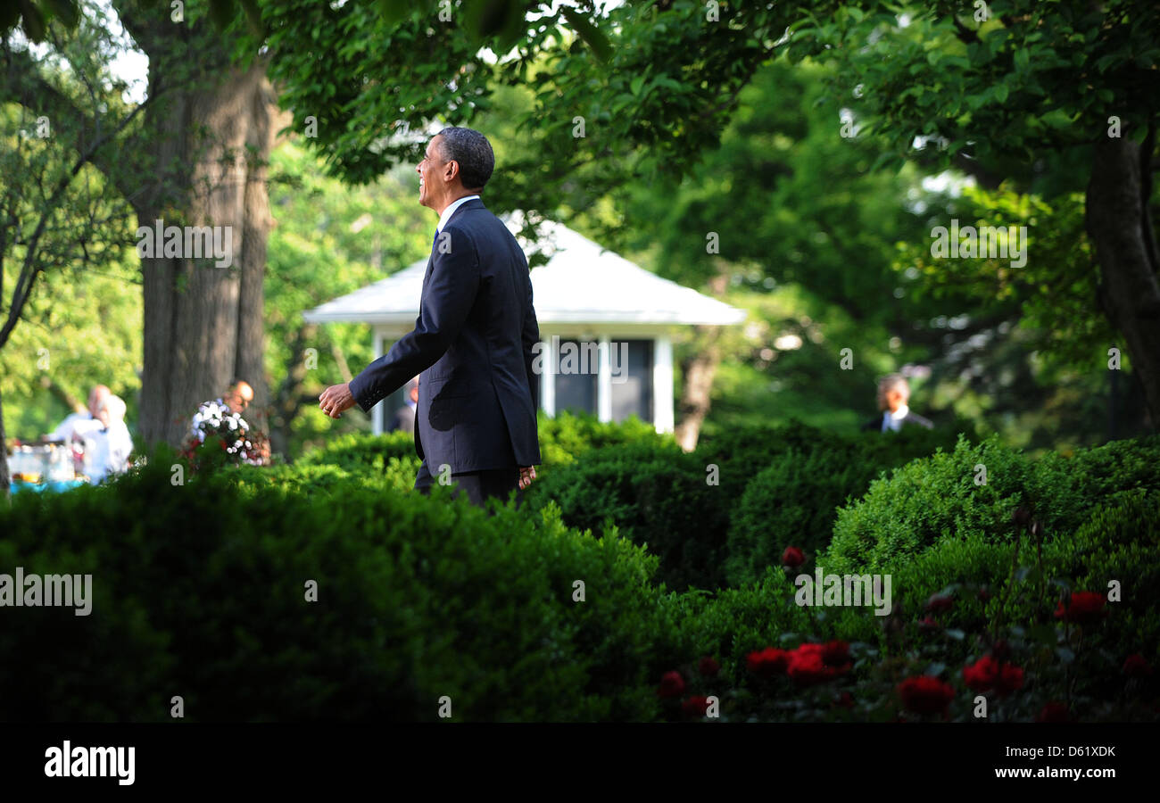 Le président des États-Unis Barack Obama marche sur le podium lors d'une réception de Cinco de Mayo dans le jardin de roses à la Maison Blanche à Washington, DC, le 3 mai 2012..Credit : Olivier Douliery / Piscine via CNP Banque D'Images