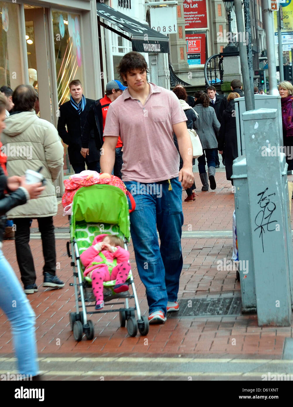 L'Irlande et de Munster Rugby player Donncha O'Callaghan repéré poussant sa  petite fille dans les magasins de Grafton Street, Dublin Photo Stock - Alamy