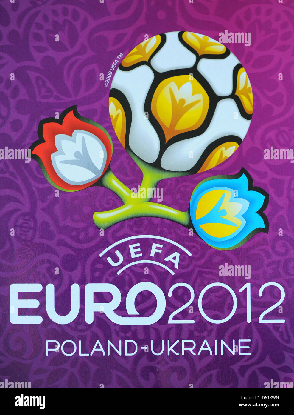 Le logo de l'UEFA EURO 2012 de football en Pologne et l'Ukraine est fweatureed sur l'autocollant officiel de l'album Panini à Berlin, Allemagne, 02 mai 2012. Photo : Jens Kalaene Banque D'Images
