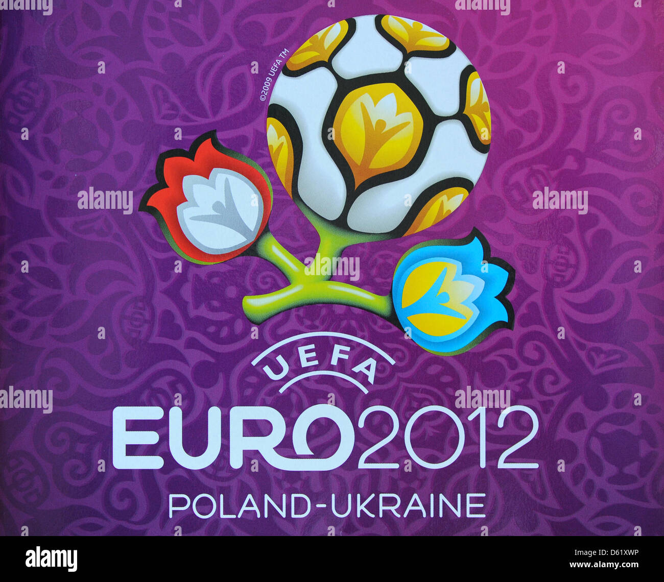 Le logo de l'UEFA EURO 2012 de football en Pologne et l'Ukraine est fweatureed sur l'autocollant officiel de l'album Panini à Berlin, Allemagne, 02 mai 2012. Photo : Jens Kalaene Banque D'Images