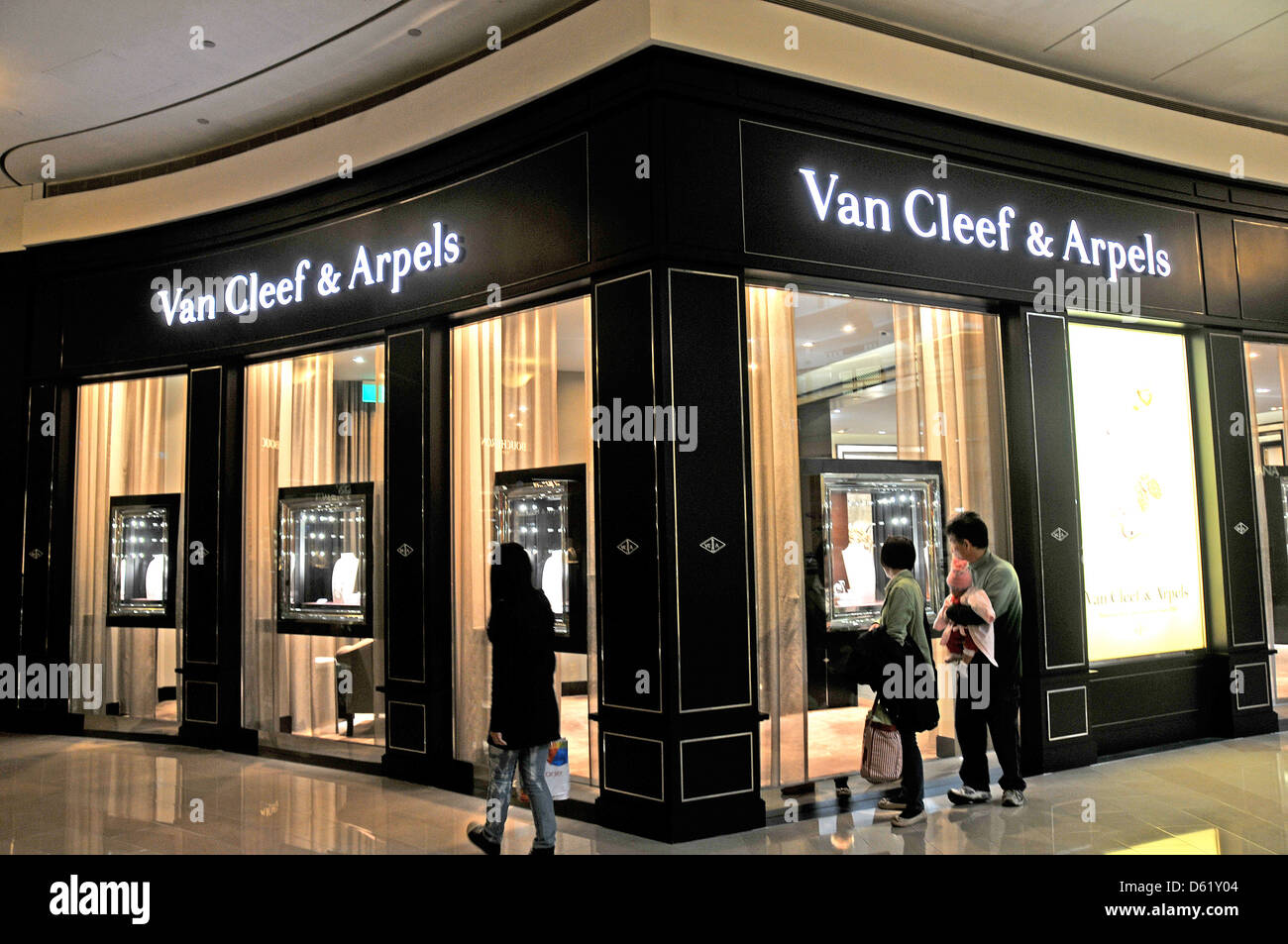 Van Cleef & Arpels boutique au centre commercial de la tour 101 Taipei  Taiwan Photo Stock - Alamy