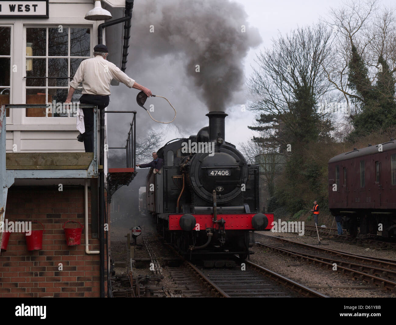 Le signaleur à Sheringham signal fort de l'ouest prépare à céder le droit de passage de jeton le conducteur de loco vapeur, 47406 Banque D'Images