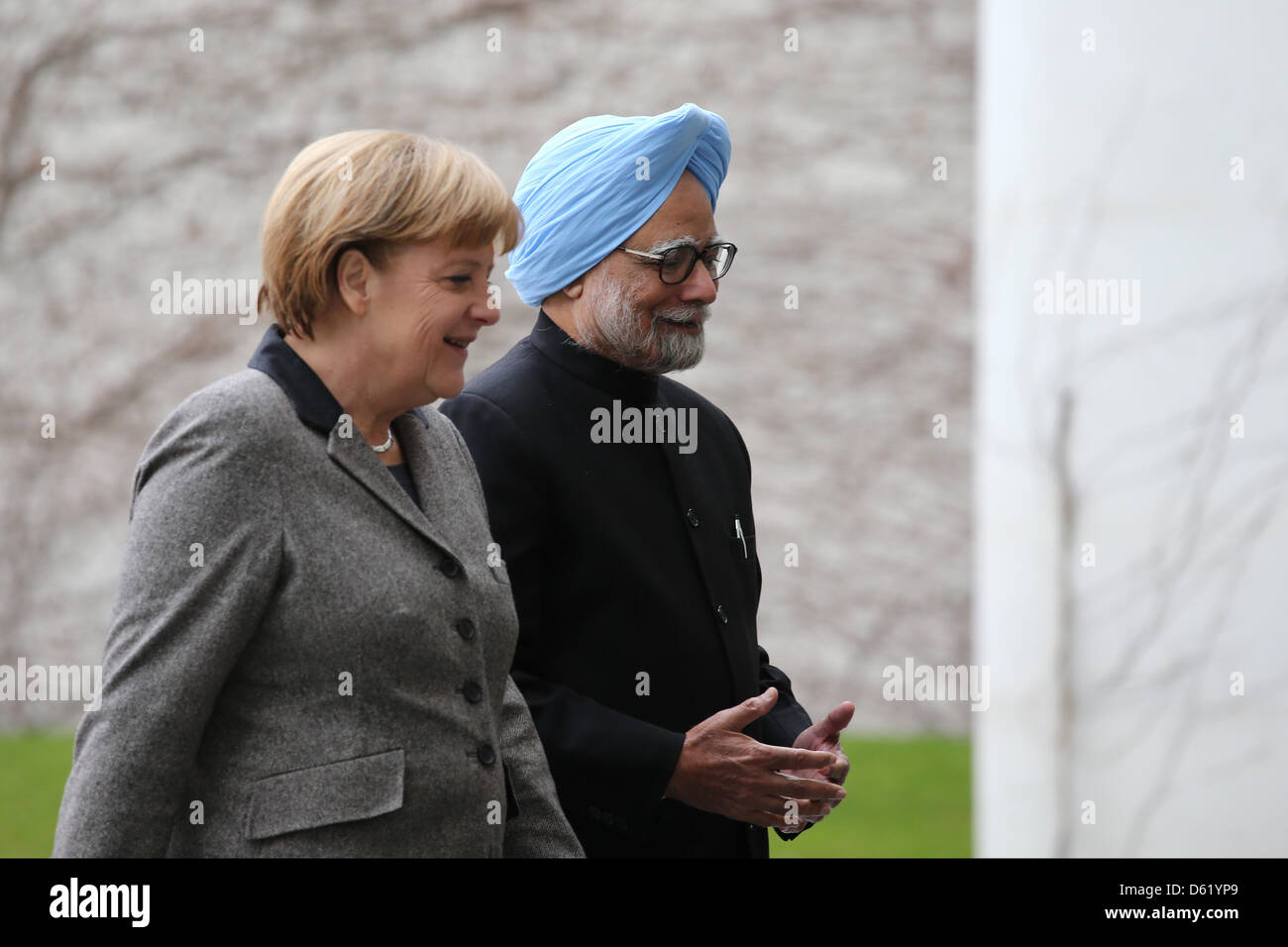 Berlin, 11 avril 2013. Salutation du Premier Ministre indien Manmohan Singh avec honneurs militaires par la chancelière allemande Angela Merkel dans la cour principale de la chancellerie fédérale à Berlin. Banque D'Images