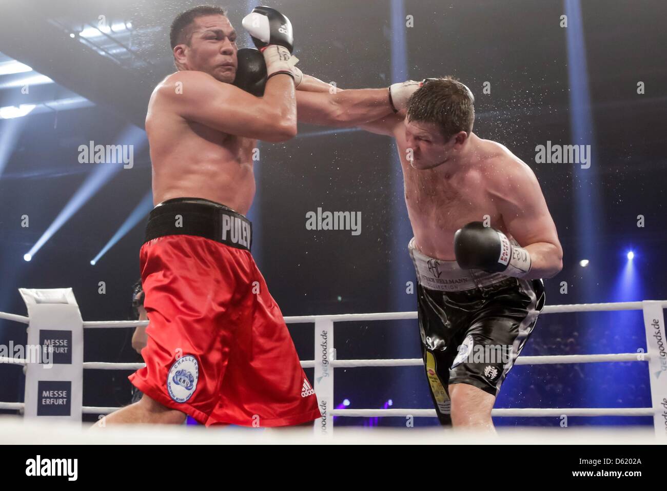 Boxeur allemand Alexander Dimitrenko (R) et M68 Pulew à partir de la Bulgarie lutte pour le championnat d'Europe WBO heavyweight title à Erfurt, Allemagne, 06 mai 2012. La lutte a pris fin après 12 rondes. indécis Pulew a gagné et est aujourd'hui l'heavyweight champion. Photo : Michael Reichel Banque D'Images