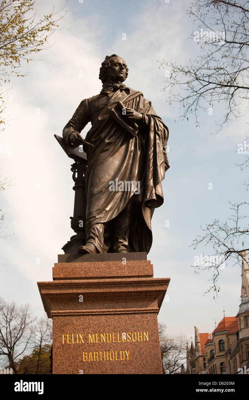 Statue de compositeur de musique Felix Mendelssohn regarde l'ensemble de l'église St. Thomas, l'église de Bach à Leipzig, Allemagne. Banque D'Images