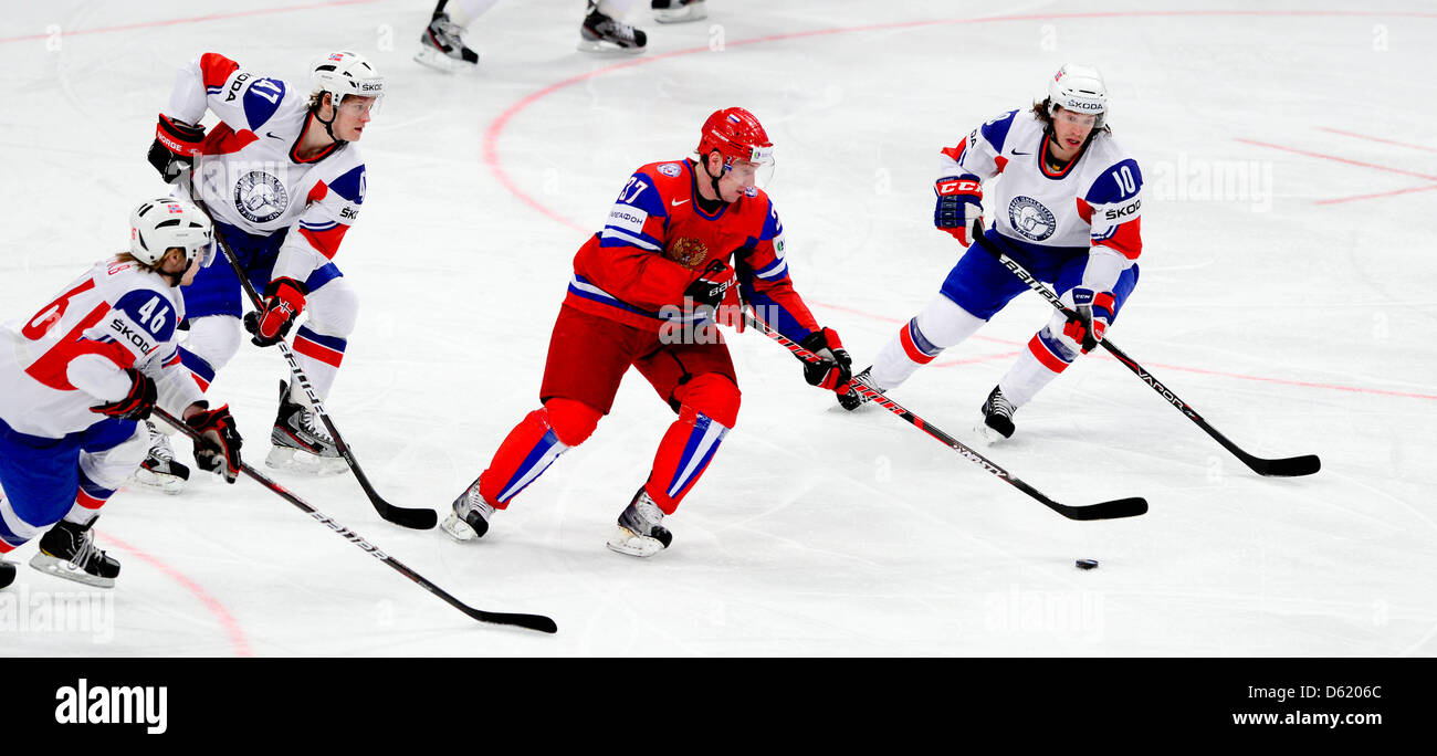 # 73 - de la Russie (2.v.r) et la Norvège Lars Erik Spets (r), Mathis Olimb (l) et Alexander Bonsaksen rivalisent pour le hockey sur glace au cours de la ronde préliminaire aux Championnats du monde de match entre la Russie et la Norvège à l'Ericsson Globe Arena à Stockholm, Suède, 06 mai 2012. Photo : Peter Steffen dpa  + + +(c) afp - Bildfunk + + + Banque D'Images