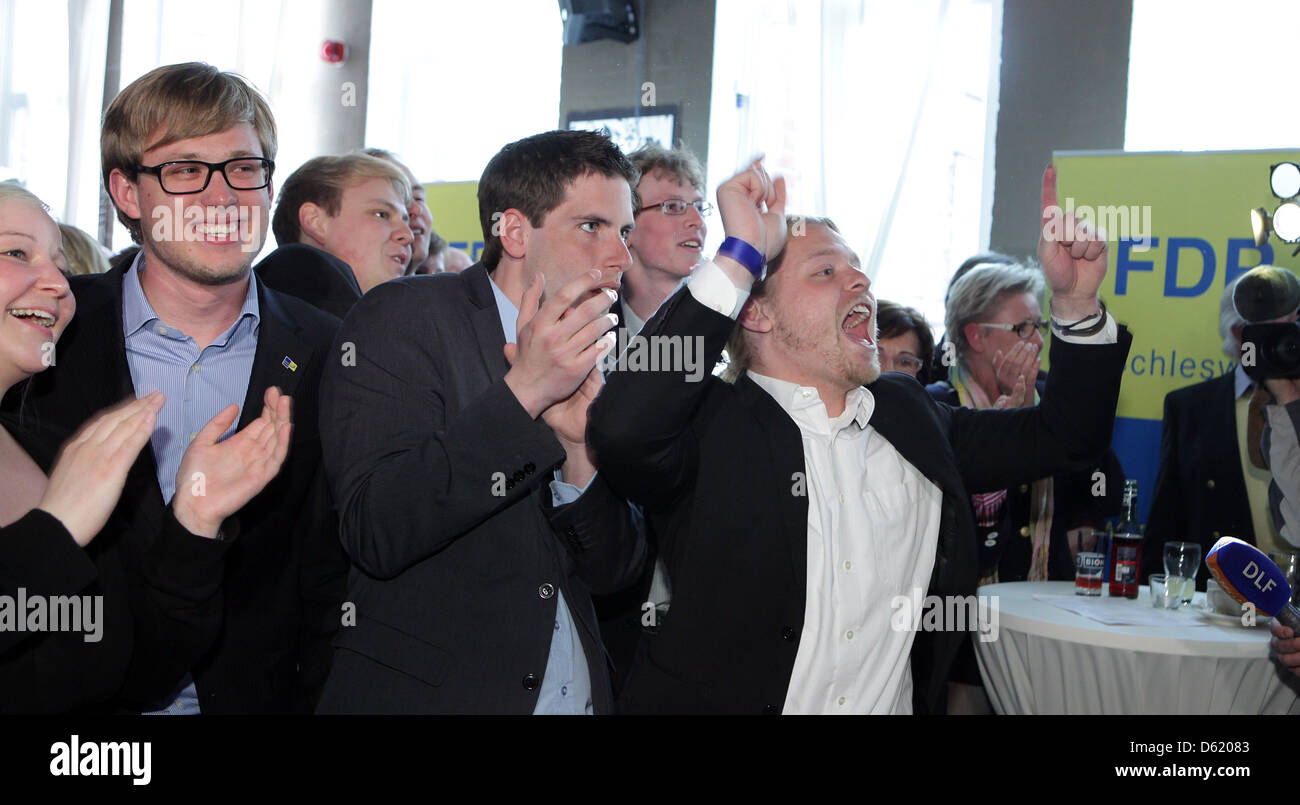 Les membres du FDP célébrer après l'annonce de la première des extrapolations des résultats de l'élection d'état dans le Schleswig-Holstein à Kiel, Allemagne, 06 mai 2012. Plus de 2,2 millions d'électeurs étaient appelés à élire un nouveau parlement de l'Etat. Photo : ULRICH PERREY Banque D'Images