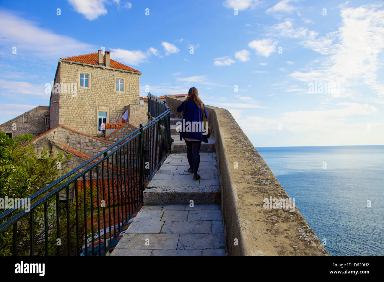 Marcher le long du mur de la ville, Dubrovnik, Croatie, Europe Banque D'Images